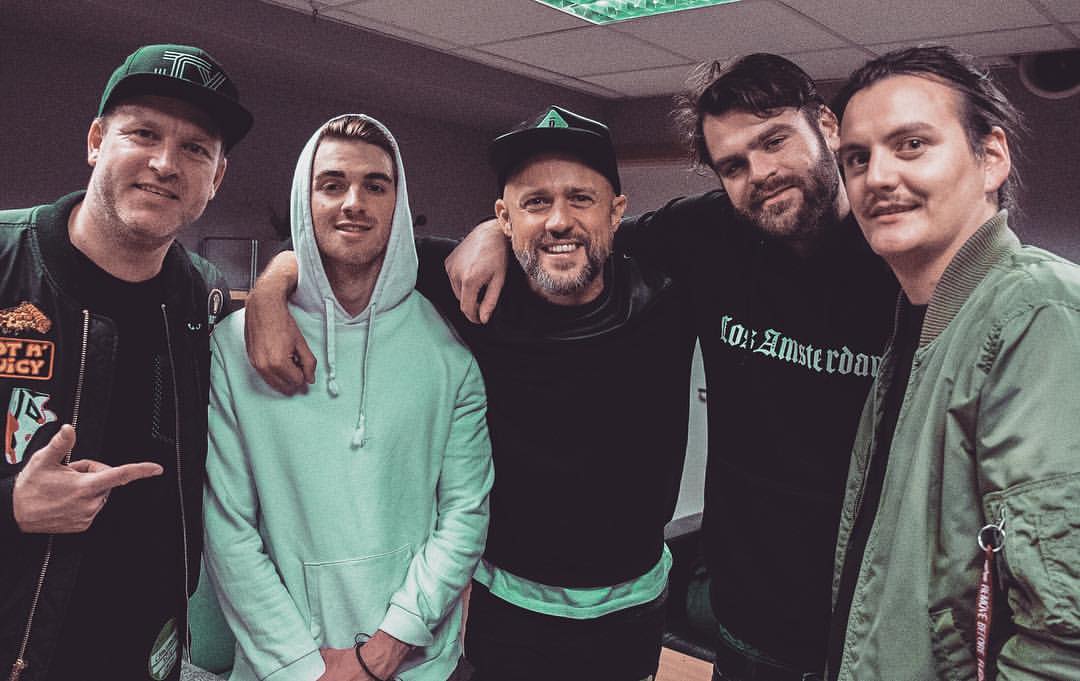 Chris Stallion sammen med The Chainsmokers