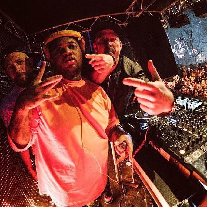 Chris Stallion sammen med DJ Mustard under et live-show