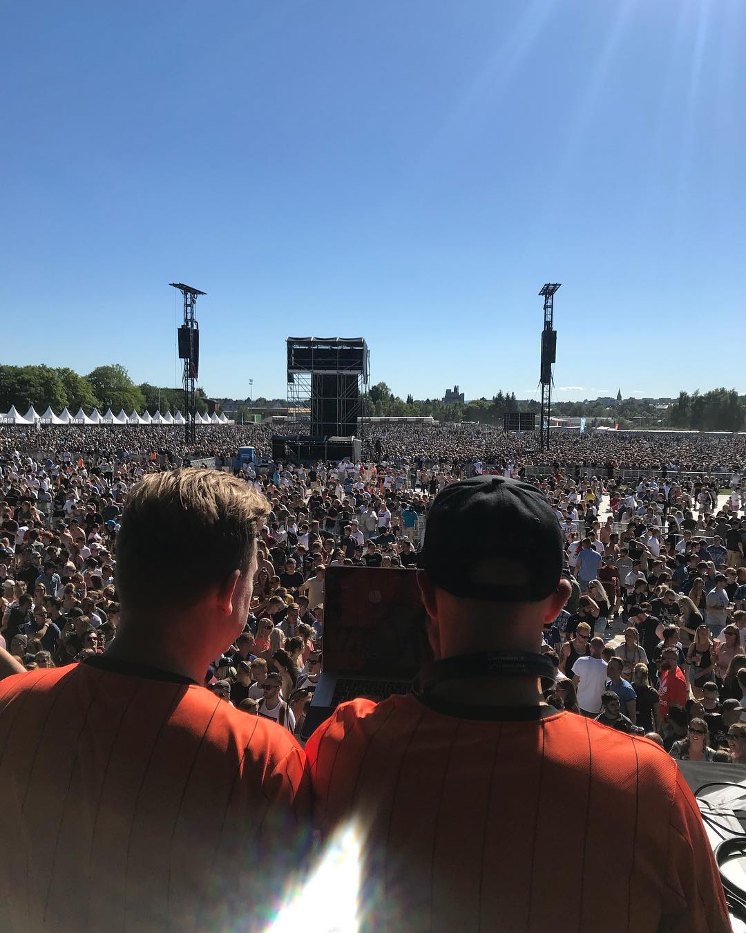 Chris Stallion foran et publikum på 50 000 under Eminem-konserten i Oslo