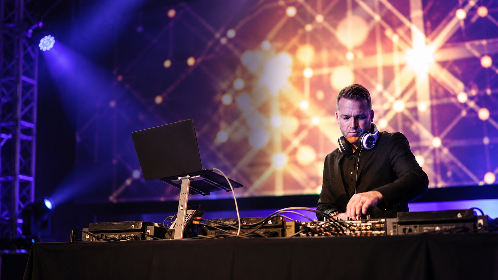 Chris Stallion spiller live på et stort event