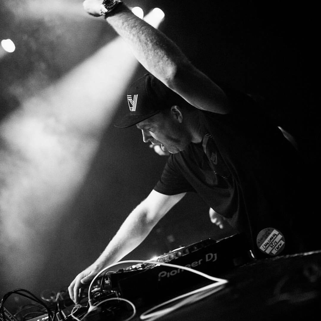 Chris Stallion spiller live i svart-hvitt