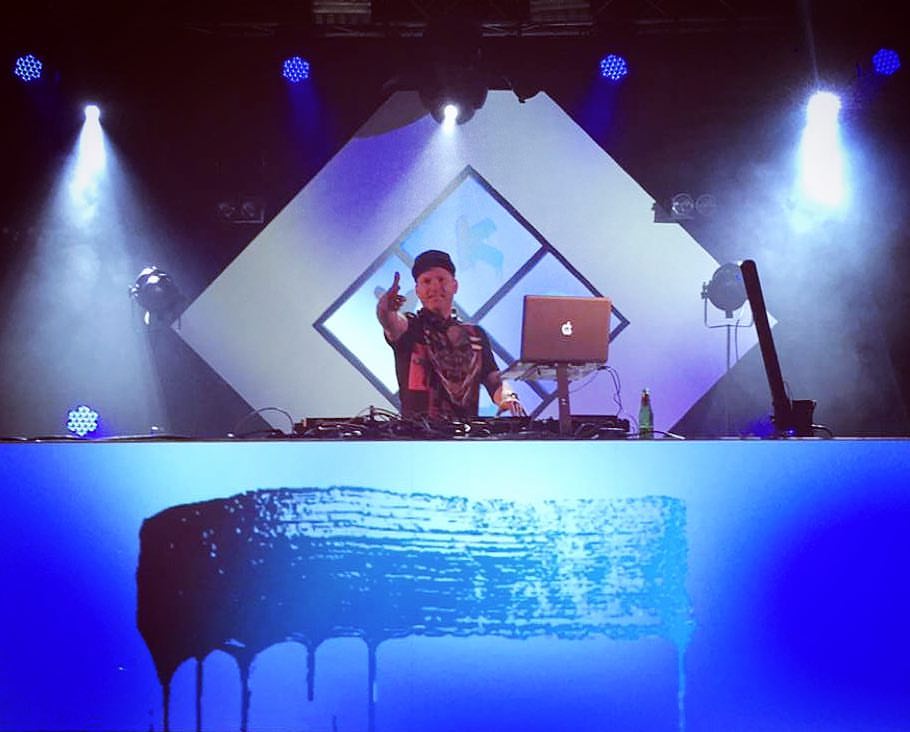 Chris Stallion spiller på scenen med Kygo