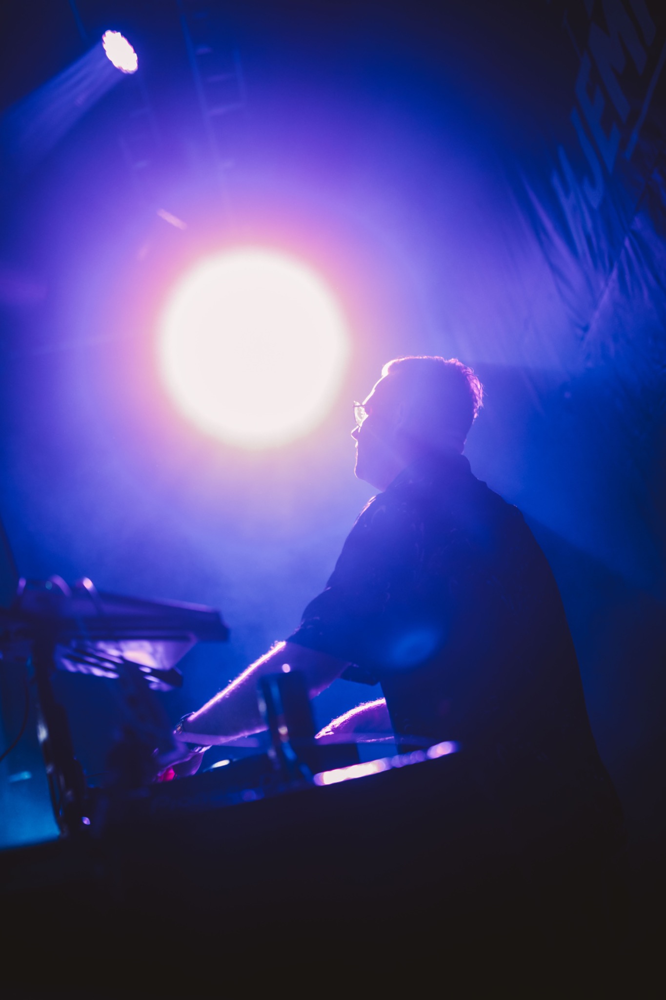 Chris Stallion spiller et live DJ-set i blått scenelys