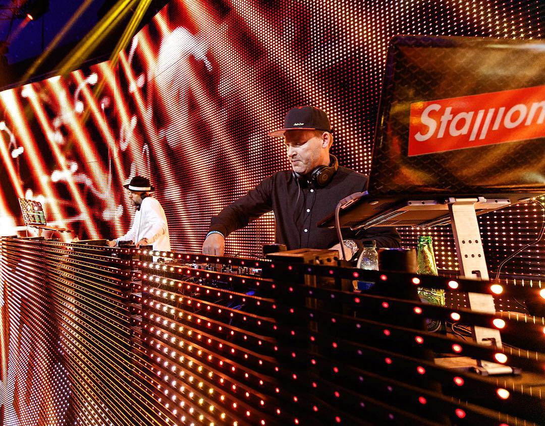 Chris Stallion spiller live på et eksklusivt arrangement